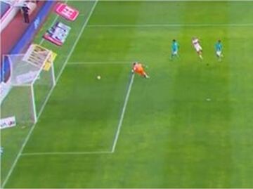 El insólito autogol de Rodolfo Cota contra el Necaxa