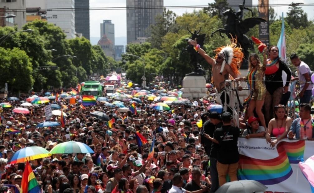 Pestañas, pelucas, cervezas y paletas con vodka animan la Marcha LGBTTTI en CDMX
