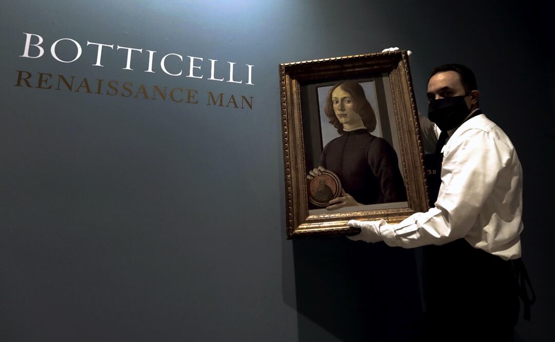 "Hombre joven sujetando un medallón", de Sandro Botticelli. Foto: EFE/EPA/PETER FOLEY