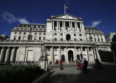 Banco de Inglaterra interviene ante riesgo de crisis financiera en Reino Unido