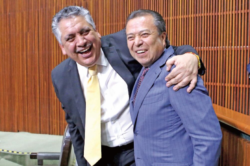 Guadalupe Acosta, vicecoordinador del PRD en la Cámara de Diputados, y César Camacho, líder priísta, celebran la aprobación de la reforma política del DF (CÁMARA DE DIPUTADOS)