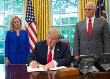 Donald Trump firma decreto para frenar separación de familias migrantes