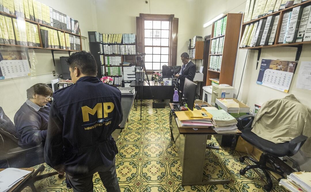 Fotografía de un operativo de allanamiento en la sede del Tribunal Supremo Electoral, hoy, en Ciudad de Guatemala (Guatemala). Foto: EFE