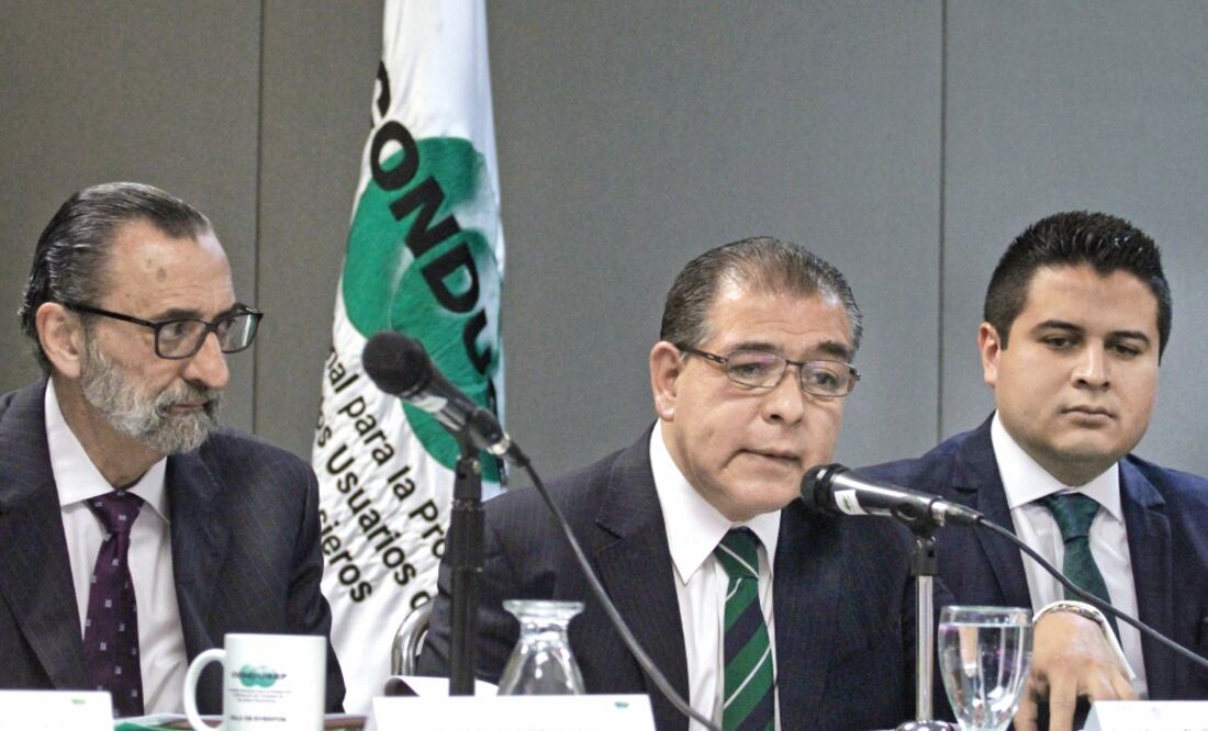 Mario Di Costanzo (centro), presidente de la Condusef, afirma haber sido víctima de un intento de phis hing , además de la clonación de su tarjeta de crédito que fue usada para compras en Nueva York por 50 mil pesos. (ISAAC ESQUIVEL.CUARTOSCURO)