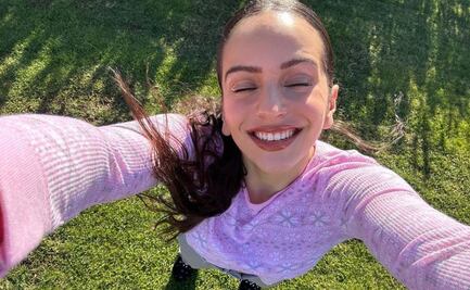 El look preppy de Rosalía con minifalda, bailarinas y calcetas