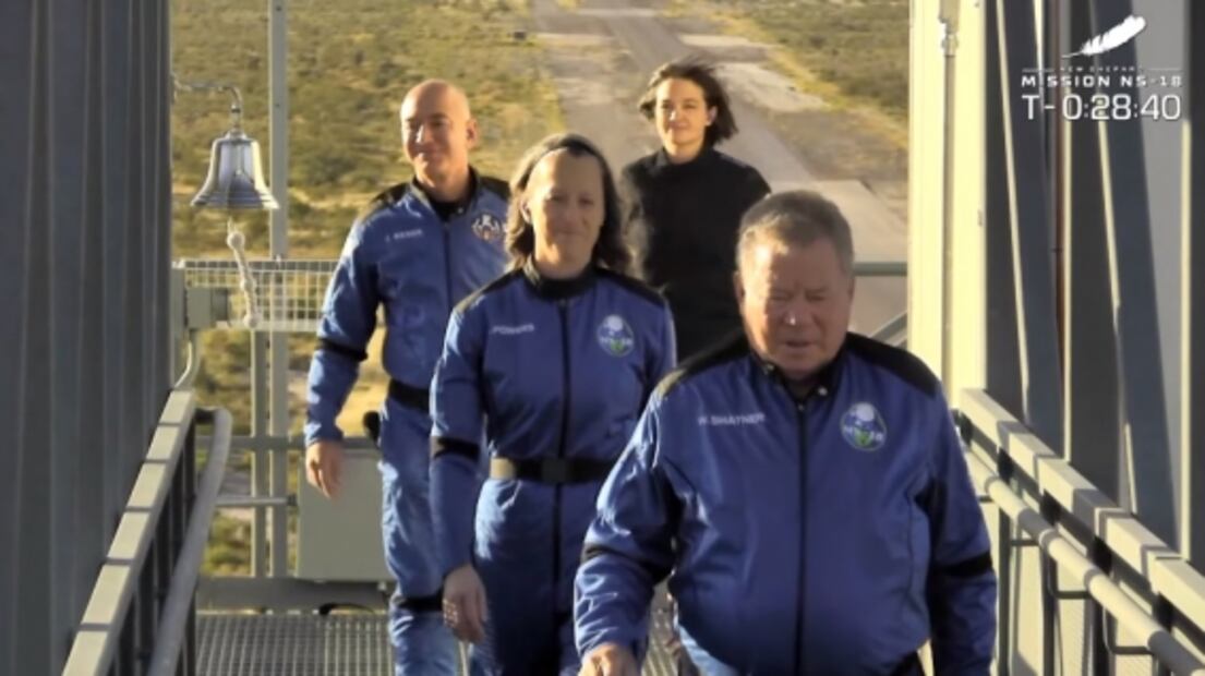 "Estoy abrumado": William Shatner se convierte en el primer actor estadounidense en ir al espacio