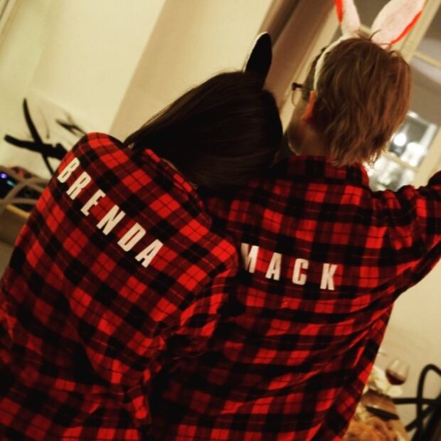 Macaulay Culkin se compromete con su novia Brenda Song 