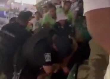 Aficionados de Rayados fueron violentados por la policía de Mazatlán en las tribunas del Estadio Kraken