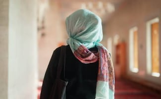 Corte ampara a dos mujeres musulmanas para obtener pasaporte sin quitarse velo en toma de foto; resalta “libertad religiosa”