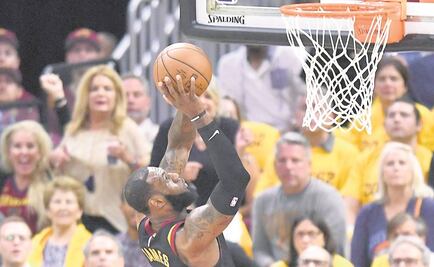 LeBron se pone a encestar solo