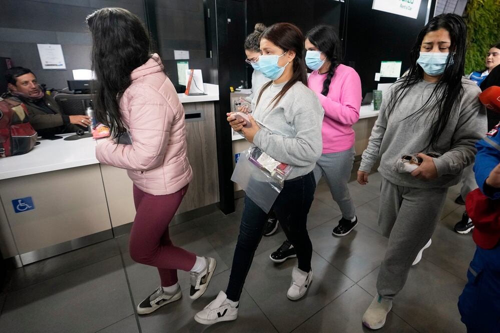 Colombianas deportadas de Estados Unidos, a su llegada al aeropuerto El Dorado, en Bogotá. (28/01/25) Foto: AP