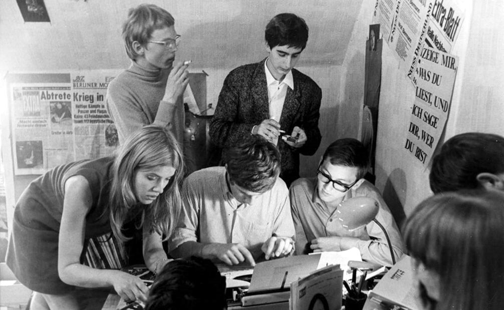 Estudiantes alemanes imprimiendo un panfleto en 1968. El 2 de junio de 1967, se realizó una manifestación en contra de la visita de Mohammad Reza Pahlavi, Sha de Irán, a Alemania; la policía reprimió al contingente y provocó la muerte de Benno Ohnesorg, acto que intensificó la rebelión estudiantil. Foto: Stiftung Haus der Geschicht/Wikimedia Commons.