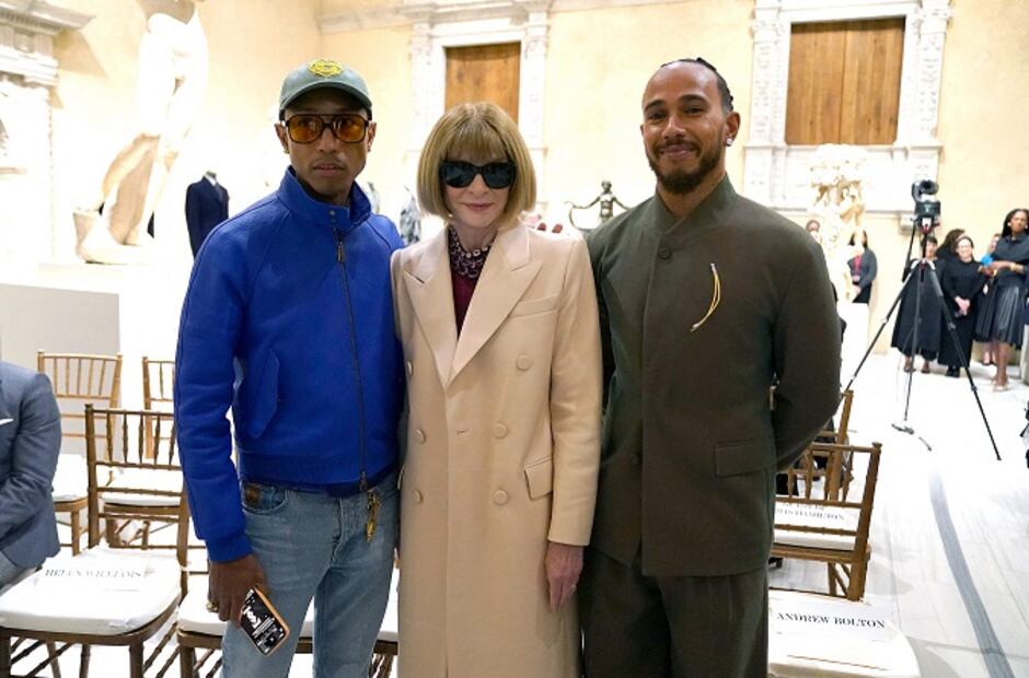 Pharrell Williams, Anna Wintour y Lewis Hamilton, en la conferencia de prensa. Foto: AFP