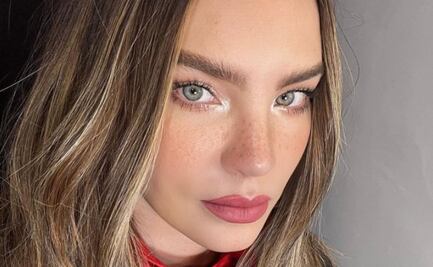 Belinda encanta con vestido cut out sin ropa interior 