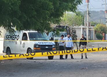 Hallan 20 cuerpos en Culiacán; cuatro colgados y decapitados en un puente, 16 más dentro de una camioneta