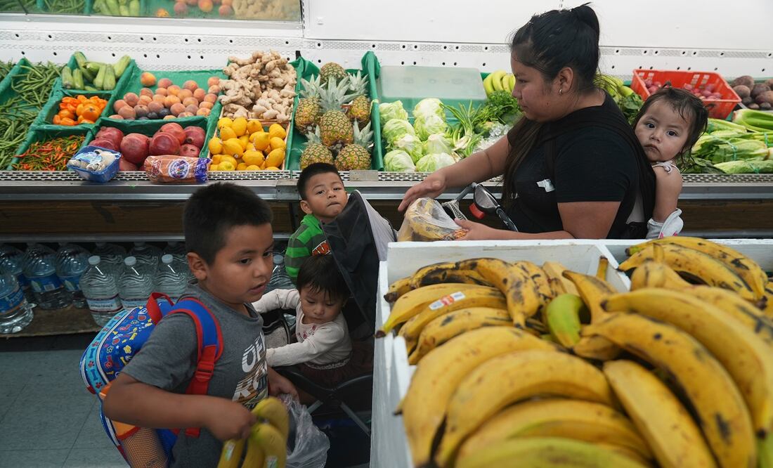 Una madre inmigrante originaria de Guatemala compra frutas para sus hijos con el saldo restante en su tarjeta EBT (Transferencia Electrónica de Beneficios) de California utilizada para los beneficios del Programa de Asistencia Nutricional Suplementaria (SNAP), en Los Ángeles. Foto: AP