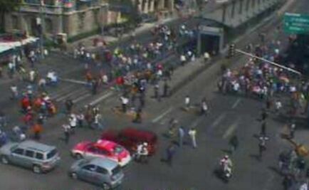Manifestantes bloquean Insurgentes en ambos sentidos