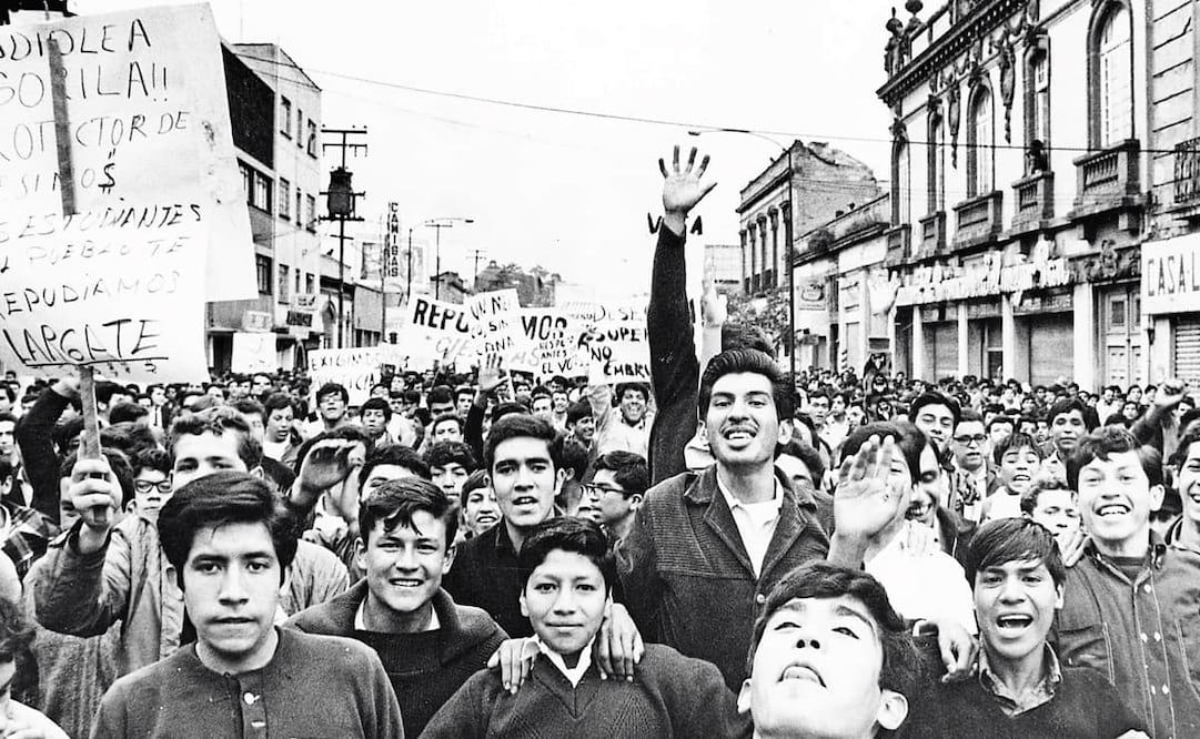 Manifestación estudiantil en Ciudad de México, julio de 1968. De acuerdo con Judit Bokser y Federico Saracho, los universitarios del 68 se solidarizaron con protestas de otra parte del mundo, demostrando la unión transnacional entre jóvenes. Foto: Archivo EL UNIVERSAL.