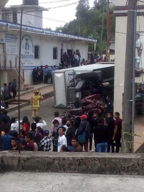 Camión del IMSS se queda sin frenos y embiste varios vehículos en Oxchuc, Chiapas; hay 3 muertos 