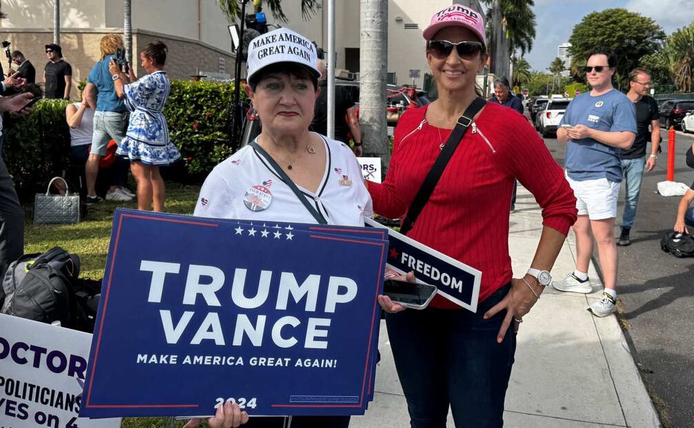 Simpatizantes del expresidente y candidato republicano Donald Trump muestran carteles de apoyo al candidatos en Palm Beach, Florida. Foto: EFE