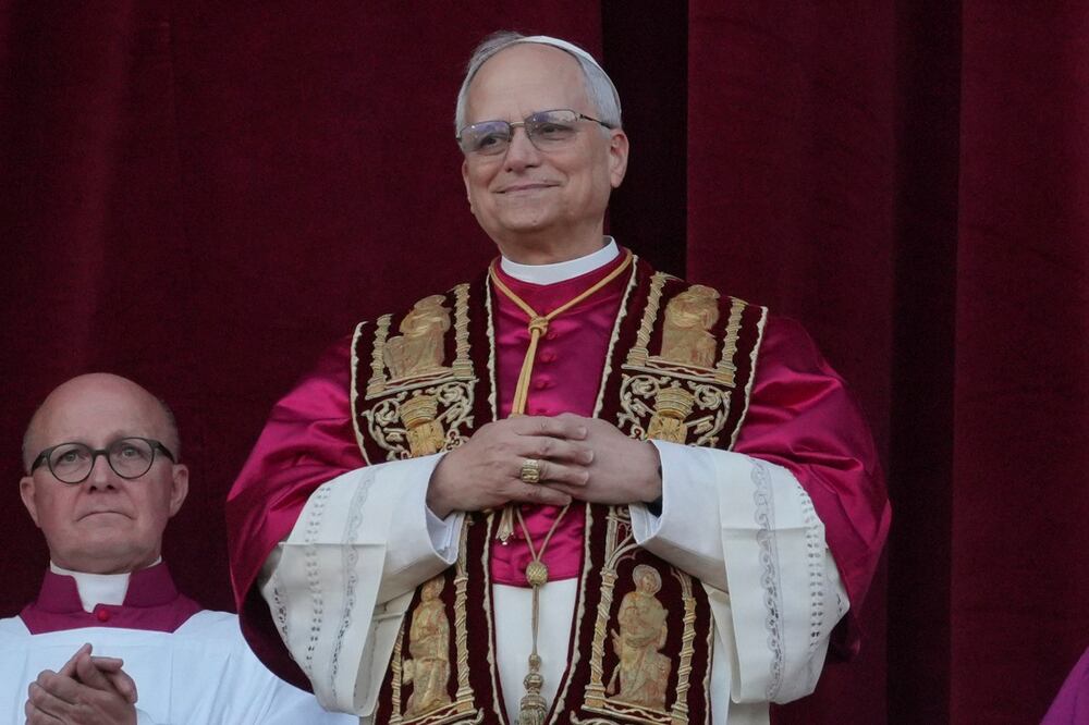 El recién elegido papa León XIV aparece en el balcón de la Basílica de San Pedro en el Vaticano. Foto: AP