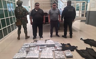 Detienen en Naucalpan a dos sujetos con 37 mdp en efectivo; les aseguran armas y cartuchos