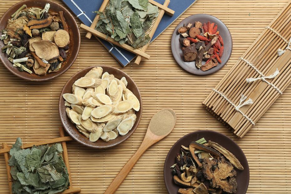 La medicina tradicional ha usado hierbas medicinales para aliviar la inflamación estomacal desde hace siglos. Foto: Freepik