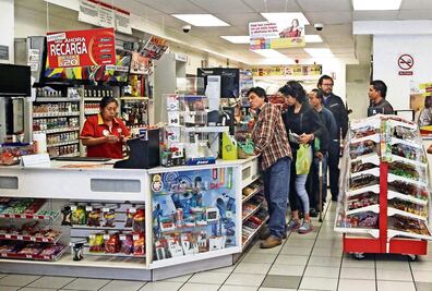 Oxxo "se sube" al Metro; abre cinco tiendas