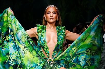 Jennifer Lopez desfila con su icónico vestido verde de Versace