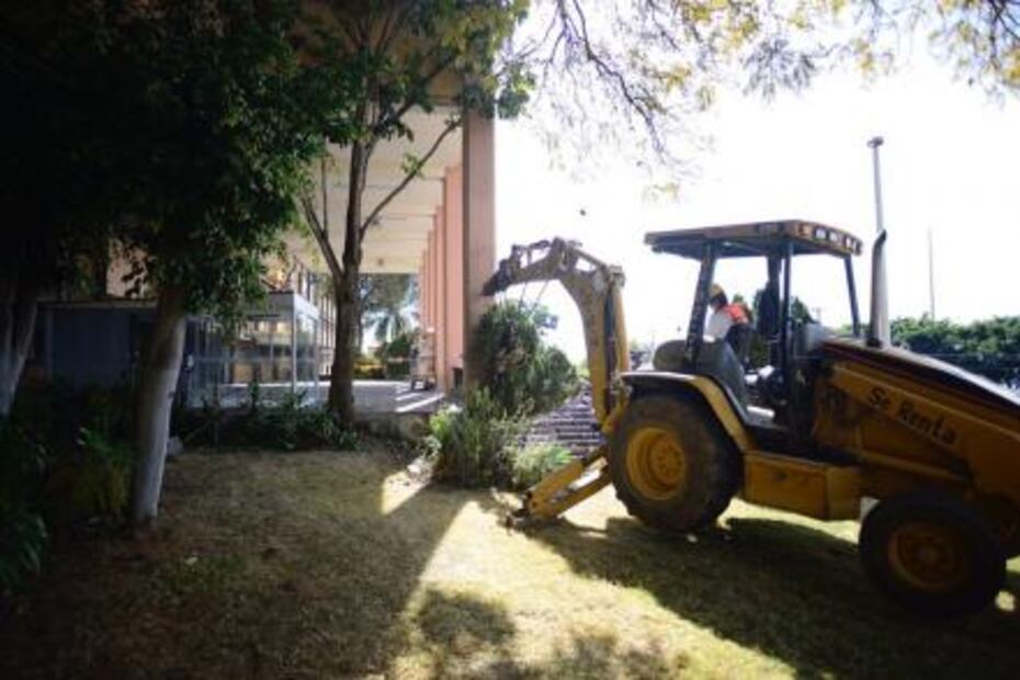 Despiden su universidad con “Las Golondrinas”; inicia demolición tras sismo