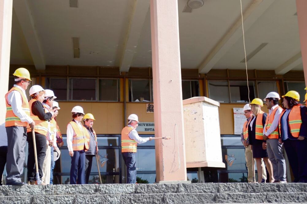 El rector Gustavo Urquiza informó que el nuevo edificio será similar al existente, pero estará elaborado con materiales sustentables (TONY RIVERA. EL UNIVERSAL)