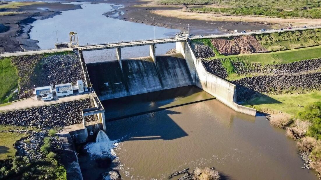 La represa Paso Severino, en Canelones, Uruguay. Según datos oficiales, más de 96% de sus 3 millones 400 mil pobladores —unos 3 millones 264 mil— consiguieron garantizarse como sociedad el suministro de agua en condiciones de saneamiento técnico. Foto: Gaston Britos EFE