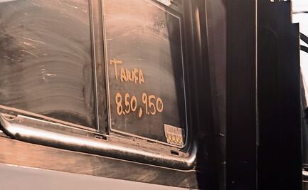 Choferes pintan con plumones el nuevo costo del transporte de CDMX