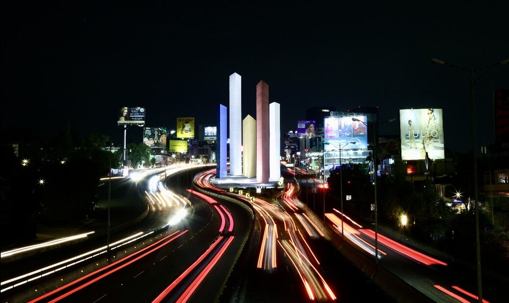 Las Torres de Satélite volvieron a encenderse luego de siete años en penumbra, el 15 de mayo de 20205. Foto: Valente Rosas / EL UNIVERSAL