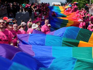 Washington se ilumina con colores arcoíris; participantes desafían a Trump defendiendo derechos LGTBIQ+