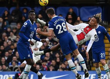 Director técnico del Chelsea confirma que Azpilicueta está consciente tras ser retirado en camilla