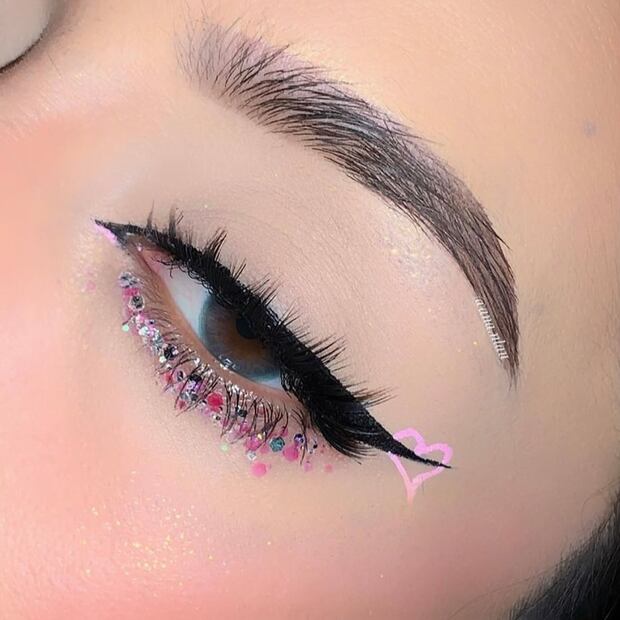 Deslumbra con un toque de brillo y romanticismo. Foto: Instagram @ana.nlau