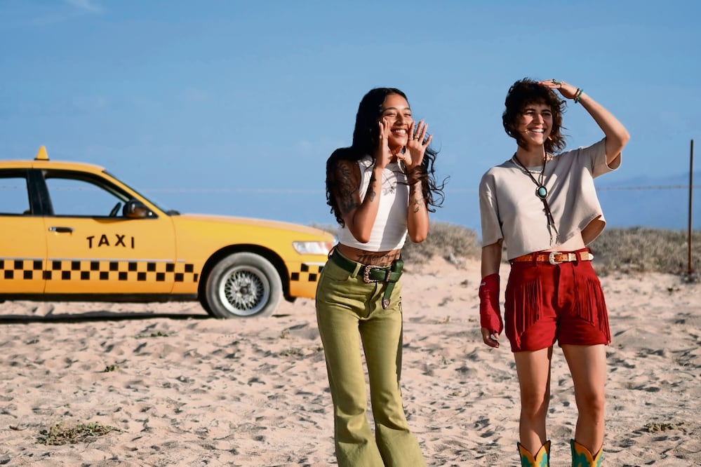 Lizeth Selene y Tessa Ia son ladronas que huyen en un taxi. Foto: de HBO Max