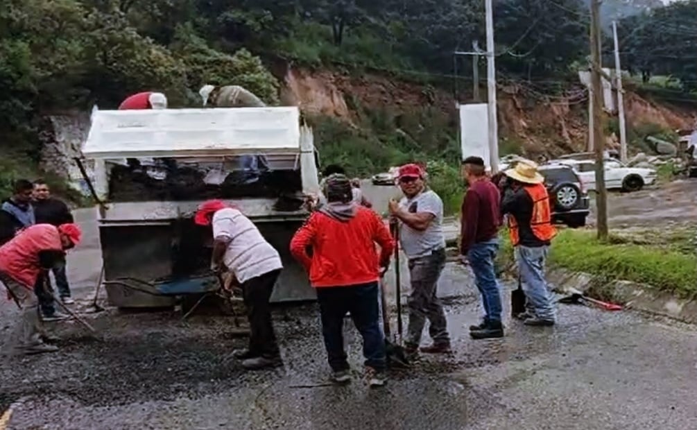 Vecinos de San Francisco Chimalpa se organizan para bachear la carretera Naucalpan-Toluca. Foto: Especial