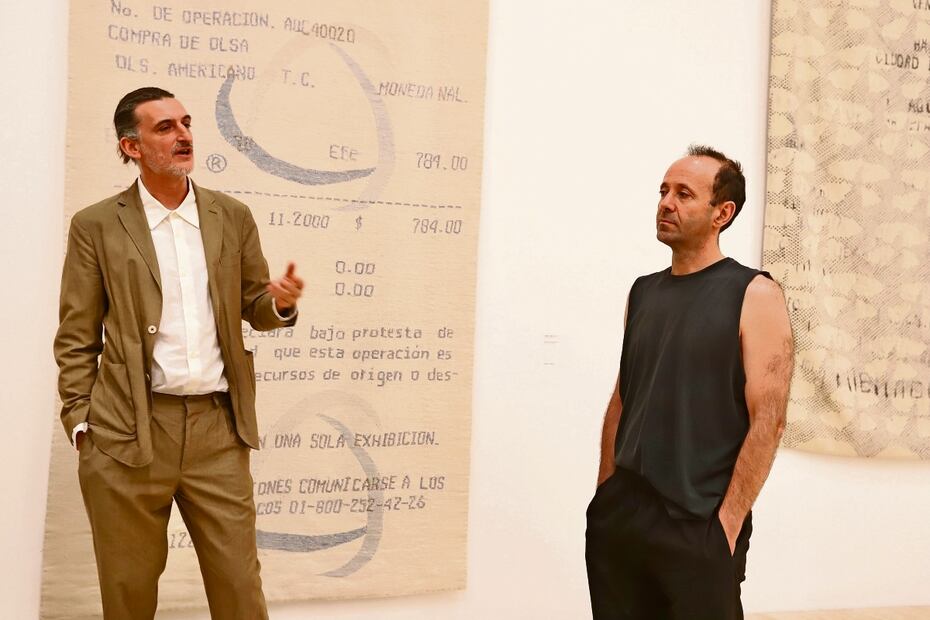 El curador Kit Hammonds y el artista Gabriel Kuri. Foto: Berenice Fregoso / EL UNIVERSAL