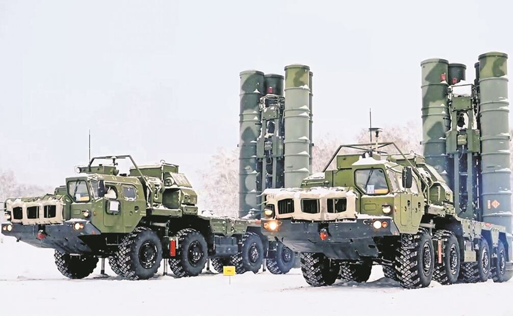 Misiles de defensa aérea de largo alcance S-400 de Rusia en posición durante un ejercicio militar en Siberia. Foto: AP