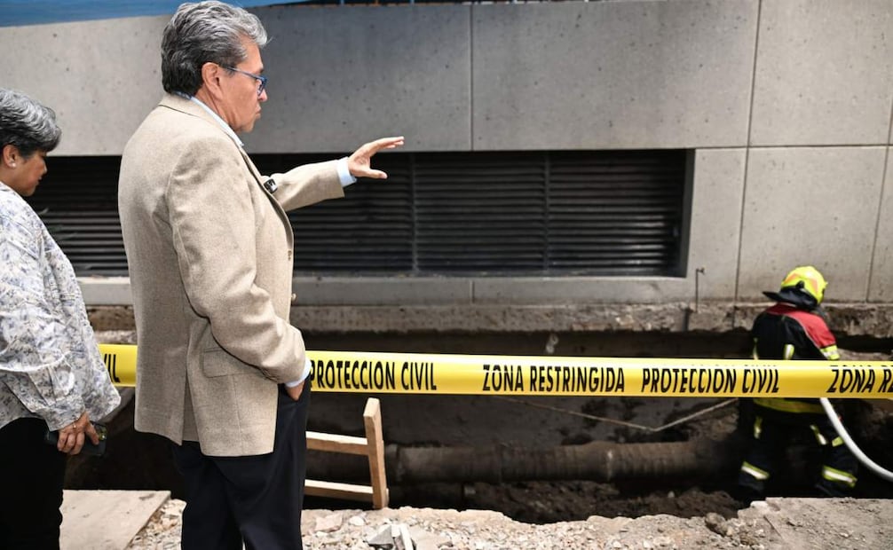 El diputado Ricardo Monreal revisando las afectaciones en la Cámara de Diputados tras las fuertes lluvias en la Ciudad de México este 21 de agosto de 2025. Foto: Especial