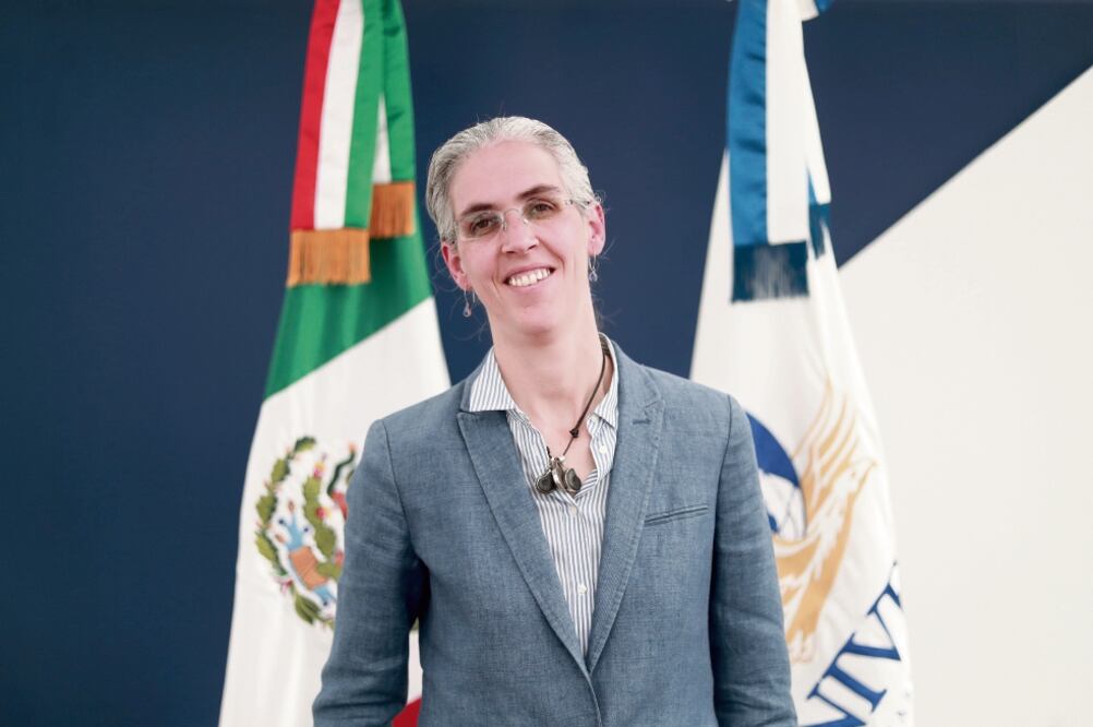 En el stand de EL UNIVERSAL en la macrosala de prensa del INE, Pamela San Martín contestó preguntas de usuarios de Facebook y Twitter. Foto: ALEJADNRA LEYVA. EL UNIVERSAL