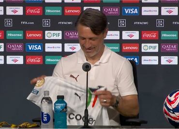 Niko Kovac, técnico del Dortmund, salió a conferencia con una playera de Rayados; el jersey era de Carlos Salcedo