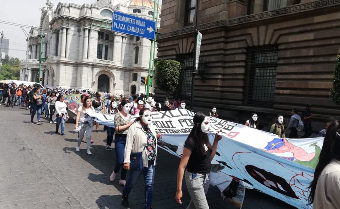 Estudiantes se dirigen hacia la Secretaría de Educación Pública. Foto: Teresa Moreno/EL UNIVERSAL 