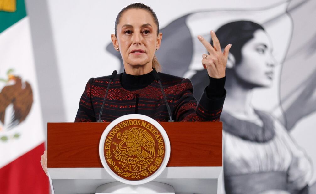 Al manifestar que "no tiene sustento", la presidenta Claudia Sheinbaum descartó que con el aumento del Impuesto Especial sobre Producción y Servicios (IEPS) a refrescos provoque el cierre de “tienditas” y el aumento del comercio informal. Foto: Diego Simón / EL UNIVERSAL