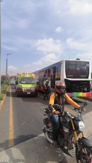 Choca tráiler contra Mexibús de Línea 1 en avenida Central; hay 10 heridos 
