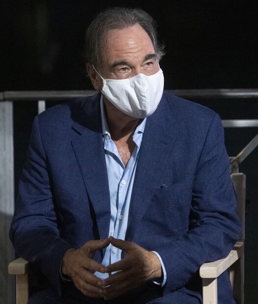 En medio de la pandemia, Oliver Stone inaugura cine flotante