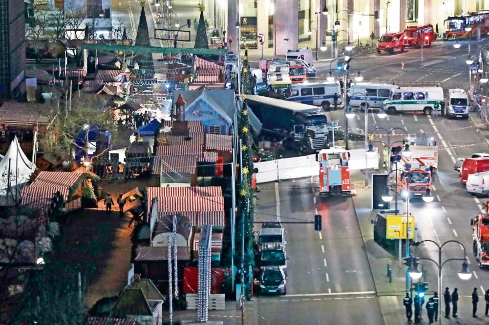 Un conductor arrolló a varias personas en el mercado navideño, en Breitscheidplatz, cerca de la avenida Kurfuerstendamm, en el oeste de Berlín (PAWEL KOPCZYNSKI. REUTERS)