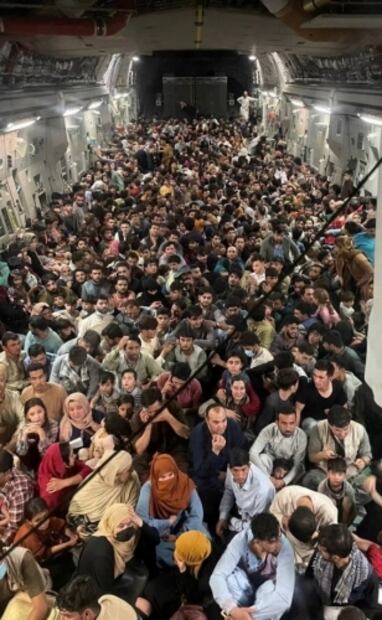 Avión perseguido por afganos, reflejo de la desesperación y el terror a los talibanes